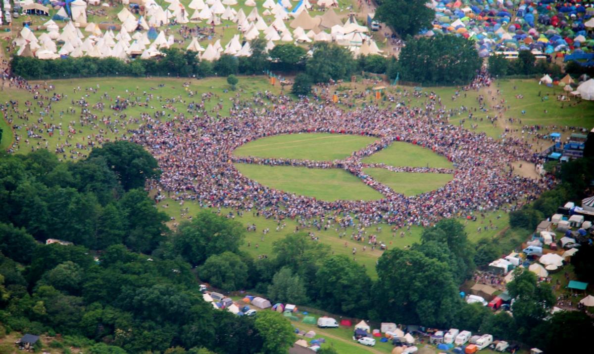 15,000 at Glastonbury set record for biggest human peace sign