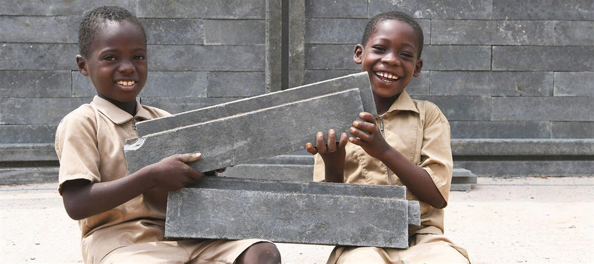 Easing ‘classroom crisis’ in Côte d’Ivoire, brick by (plastic) brick
