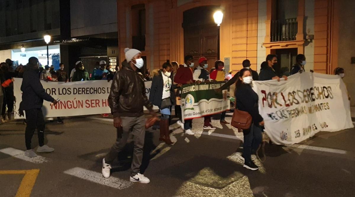 Hundreds of People Protest in Valencia for Migrants Rights